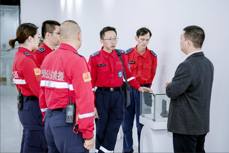 深圳公益救援队参观遨游通讯展厅