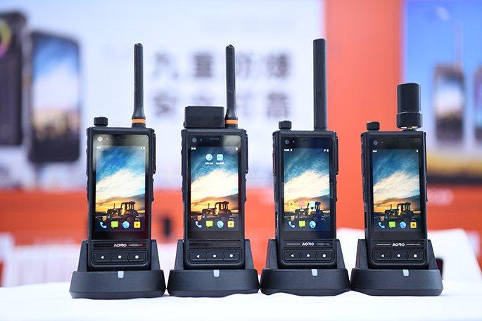 从左到右：遨游M6 DMR数模对讲、遨游M6北斗终端、遨游M6天通卫星电话、遨游M6 RTK定位终端 